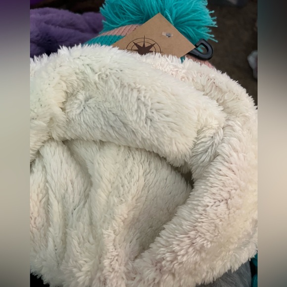 Fanes Paul youth girl’s hat and matching mittens. NWT. - Picture 8 of 8